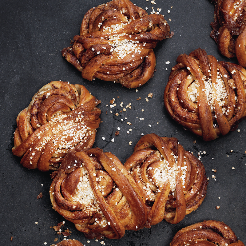 Fem kanelbullar med socker på i en cirkel
