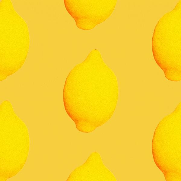 Sex citroner cirkulerar runt en citron på mörkgul bakgrund
