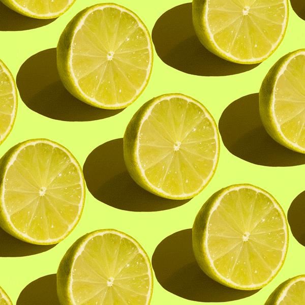 Texten 'Lycka till' på en bakgrund av limefrukter som växlar mellan att vara delade på mitten och inte