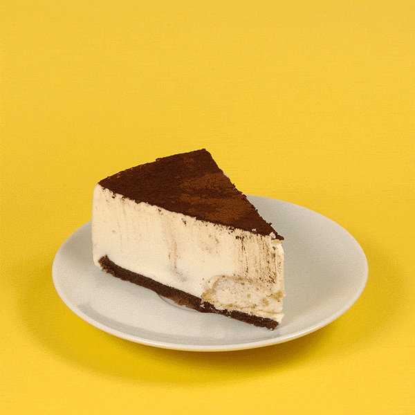 En bit glasstårta som blir mindre bit för bit på ett fat
